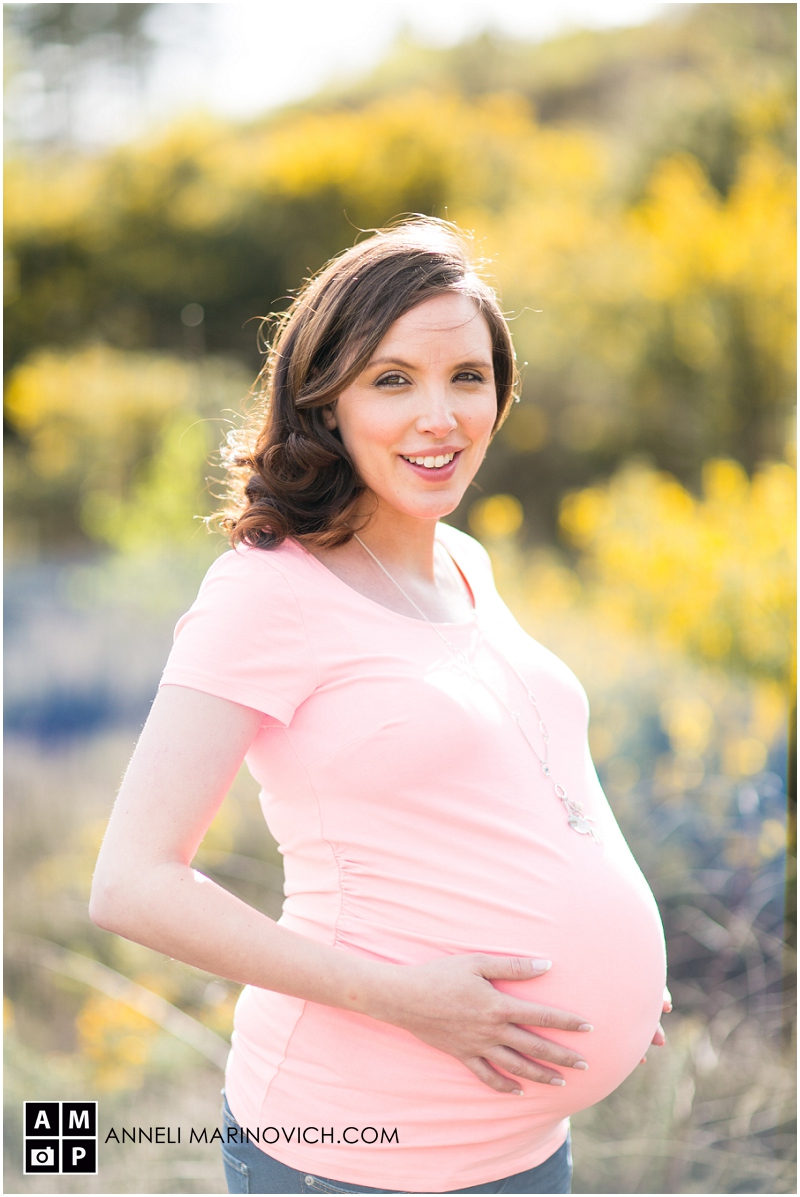 "maternity-shoot-in-a-yellow-field"
