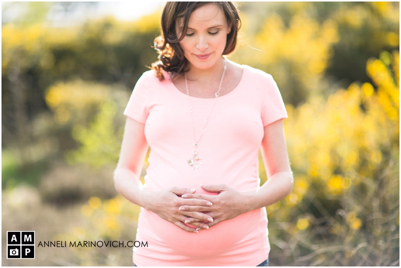 "outdoor-maternity-shoot-in-a-field"