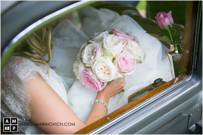 "elegant-bride-in-vintage-wedding-car"