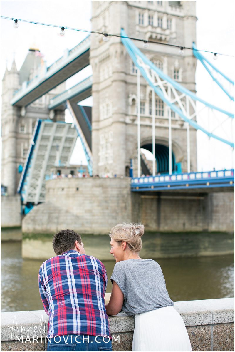 "natural-engagement-photography-at-Tower-Bridge"