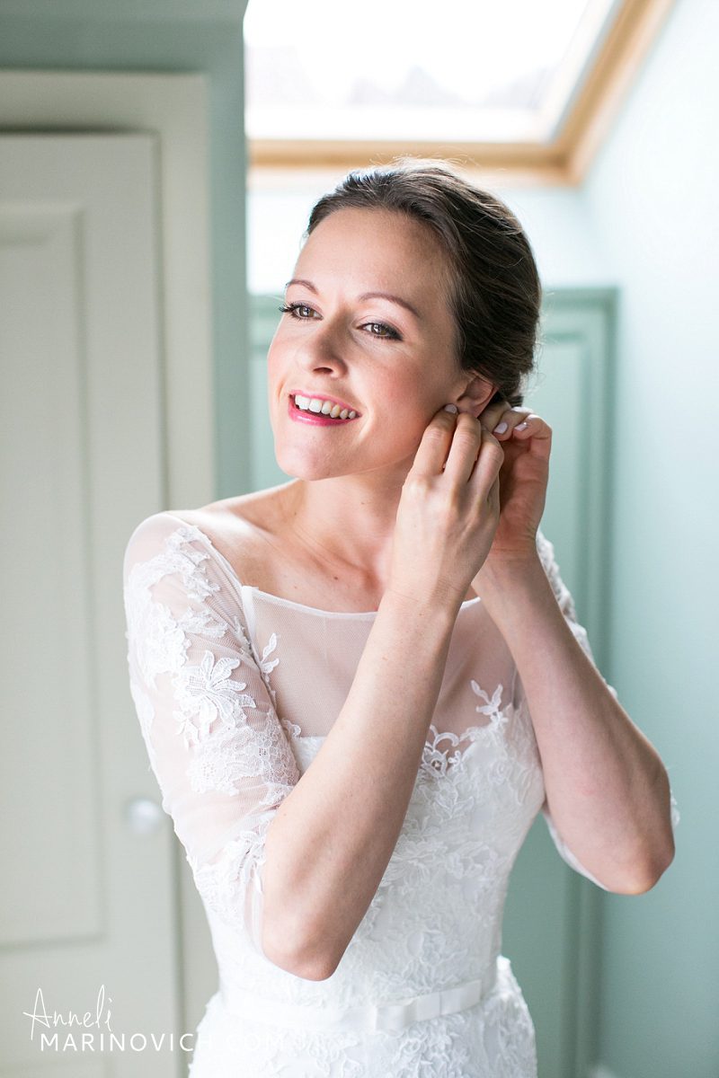 "beautiful-bride-getting-ready-in-Bosham"