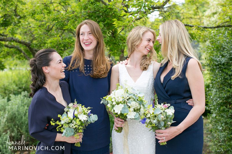 "Bride-with-bridesmaids-in-navy"