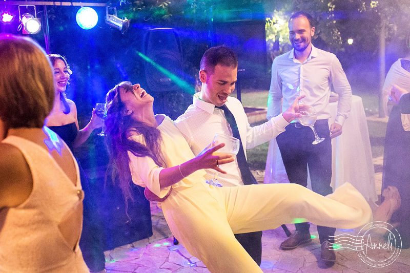 "Spanish-wedding-dancefloor-moves-Jardins-Emporda-Wedding"