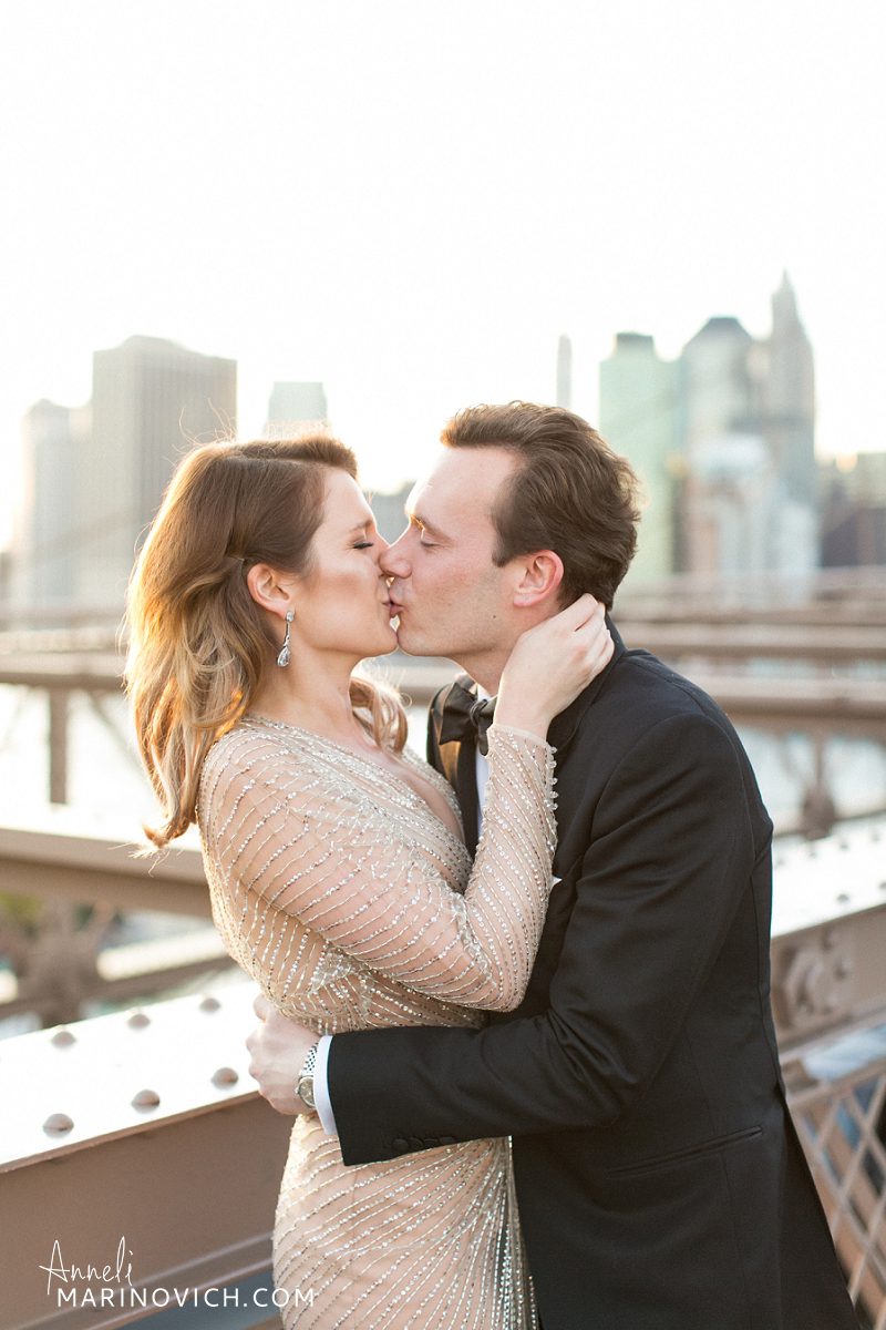 "Romantic-couple-photos-on-Brooklyn-Bridge-New-York-City"