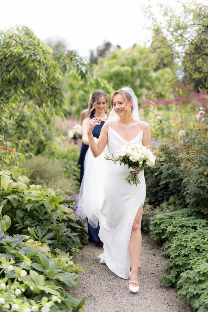 Pretty modern bride at Middleton Lodge